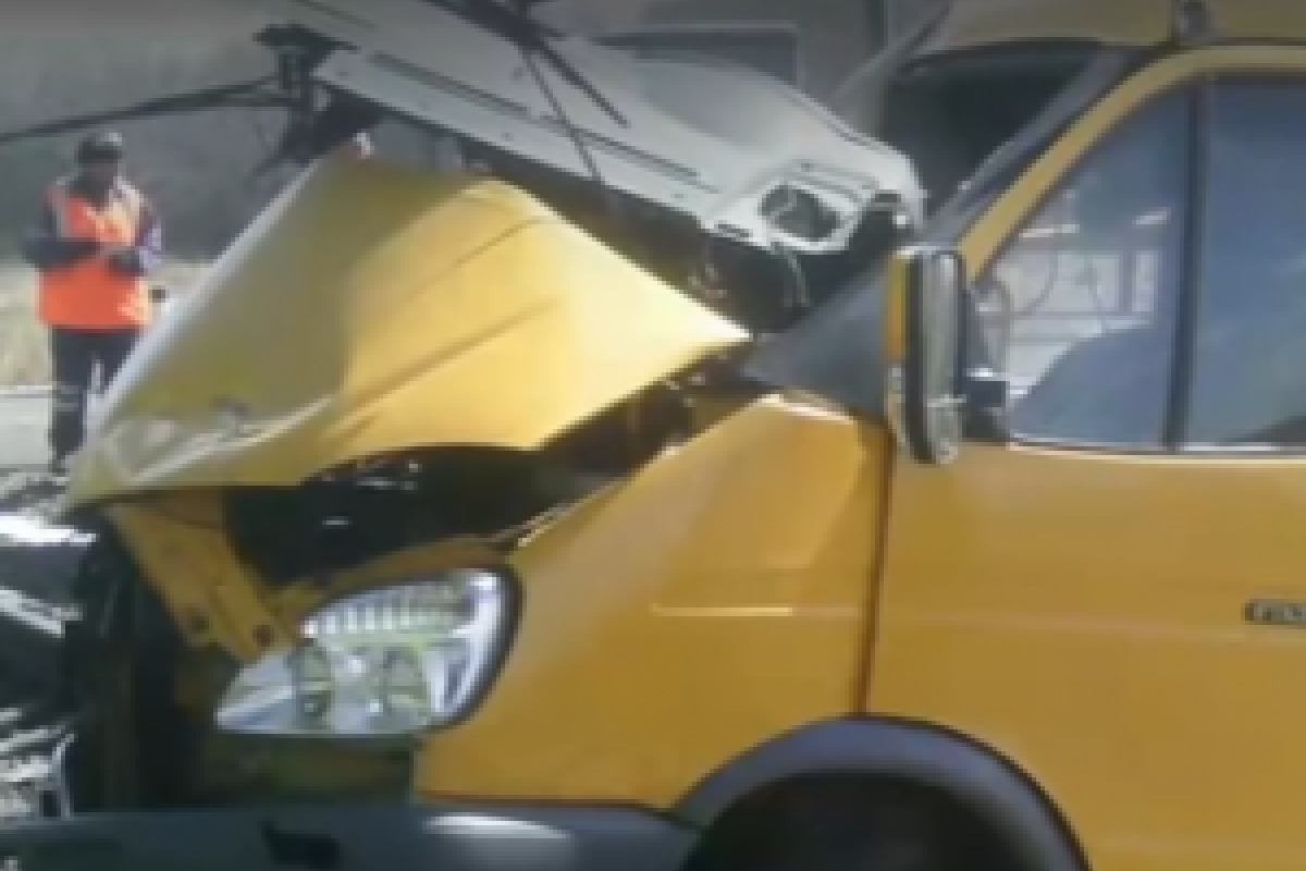 В Сеть попали первые кадры с места жуткого ДТП в России, в котором поезд протаранил автобус с детьми В Сеть попали первые кадры с места жуткого ДТП в России, в котором поезд протаранил автобус с детьми