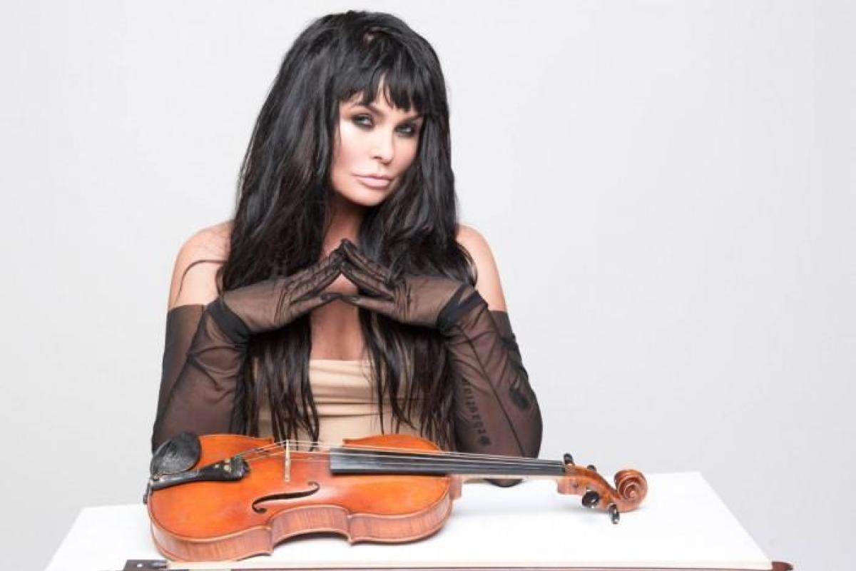 Певица и скрипачка Ассия Ахат снялась обнаженной для обложки нового альбома Певица и скрипачка Ассия Ахат снялась обнаженной для обложки нового альбома