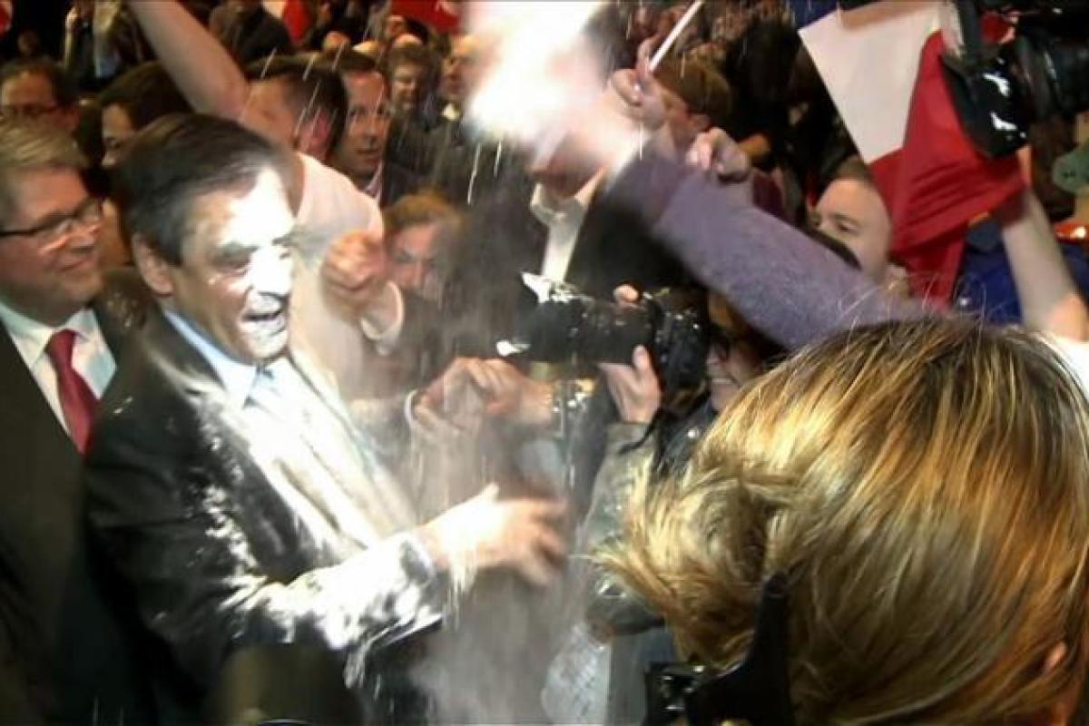 В Страсбурге Фийона ждала "теплая встреча": политика обсыпали мукой