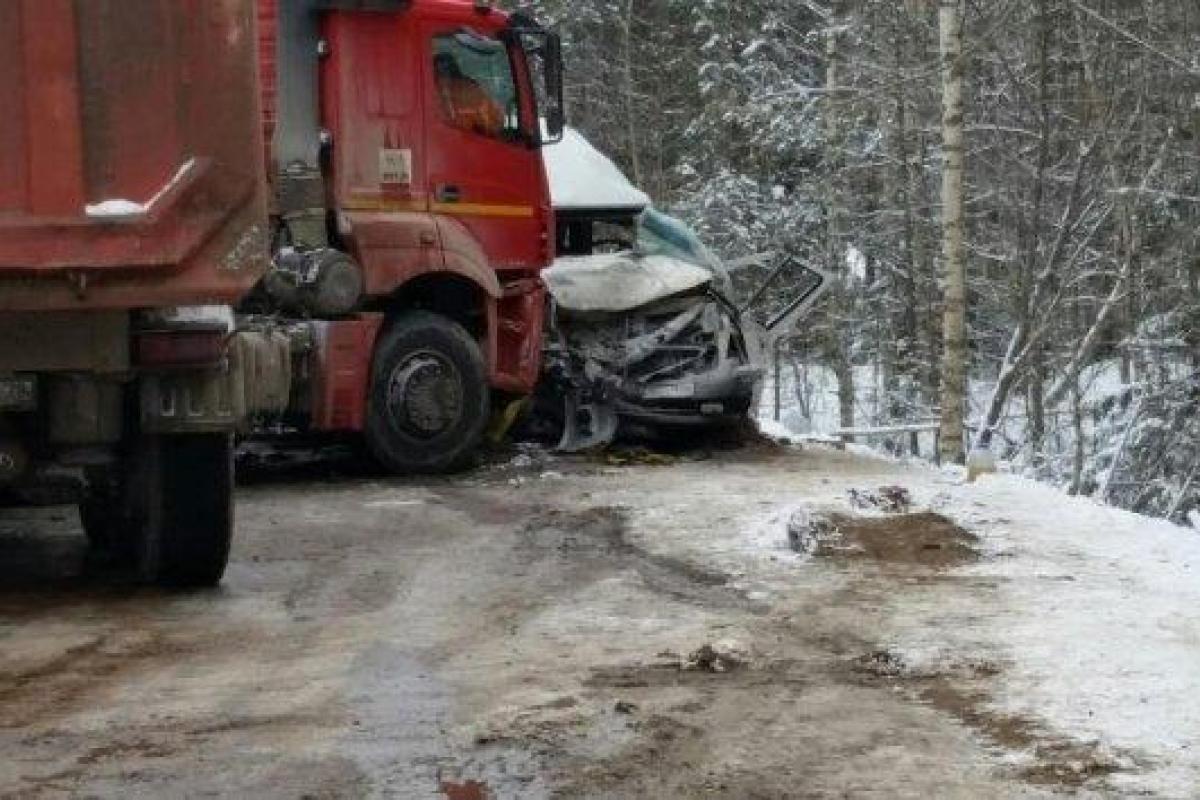 В России микроавтобус "Ford Transit" врезался в "КамАЗ": среди пострадавших есть украинцы В России микроавтобус "Ford Transit" врезался в "КамАЗ": среди пострадавших есть украинцы