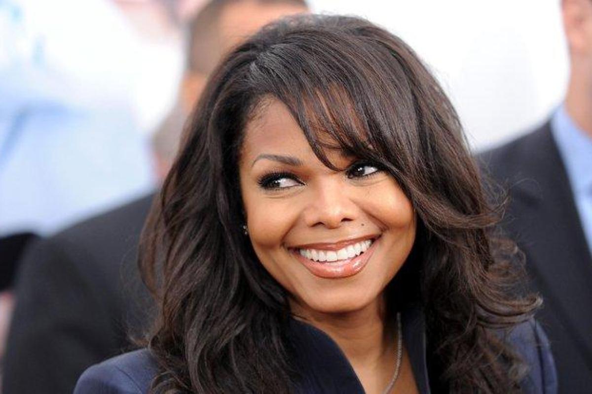 Папарацци застукали Джанет Джексон на прогулке с новорожденным сыном