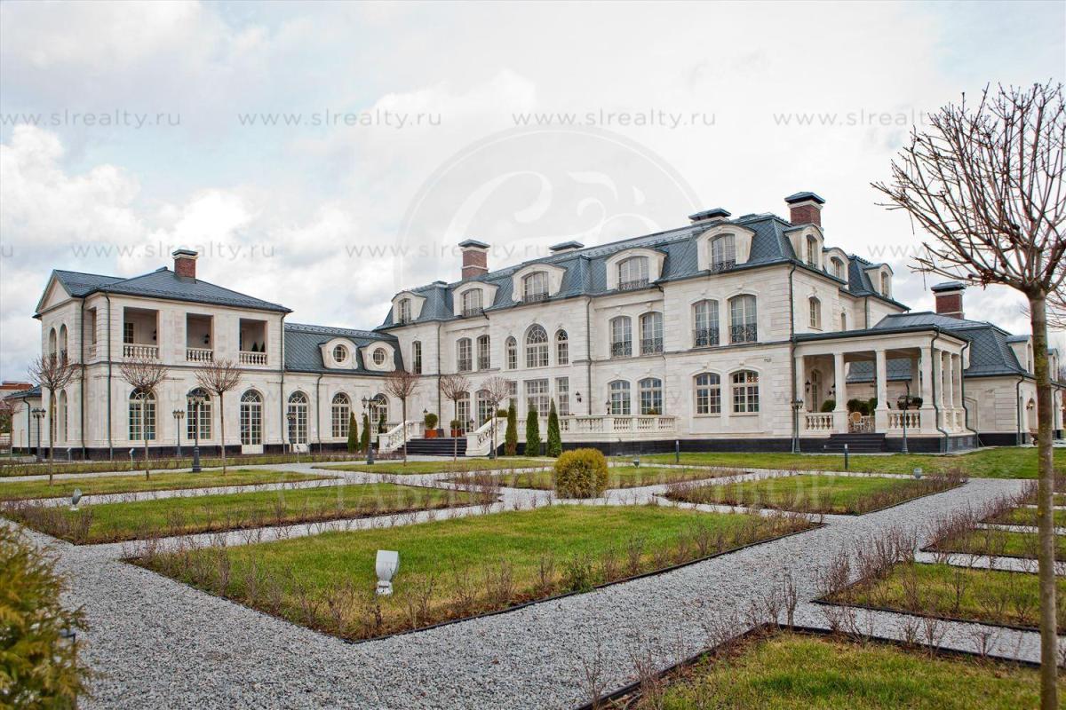 В СМИ появились снимки особняка, в котором живет сбежавший украинский олигарх Курченко