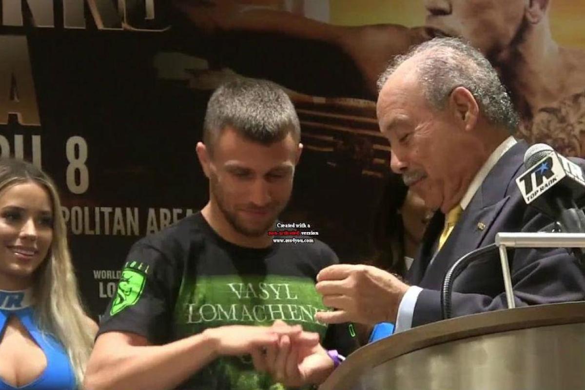 Украинский боксер Ломаченко накануне важного боя получил бриллиантовый перстень от WBO Украинский боксер Ломаченко накануне важного боя получил бриллиантовый перстень от WBO