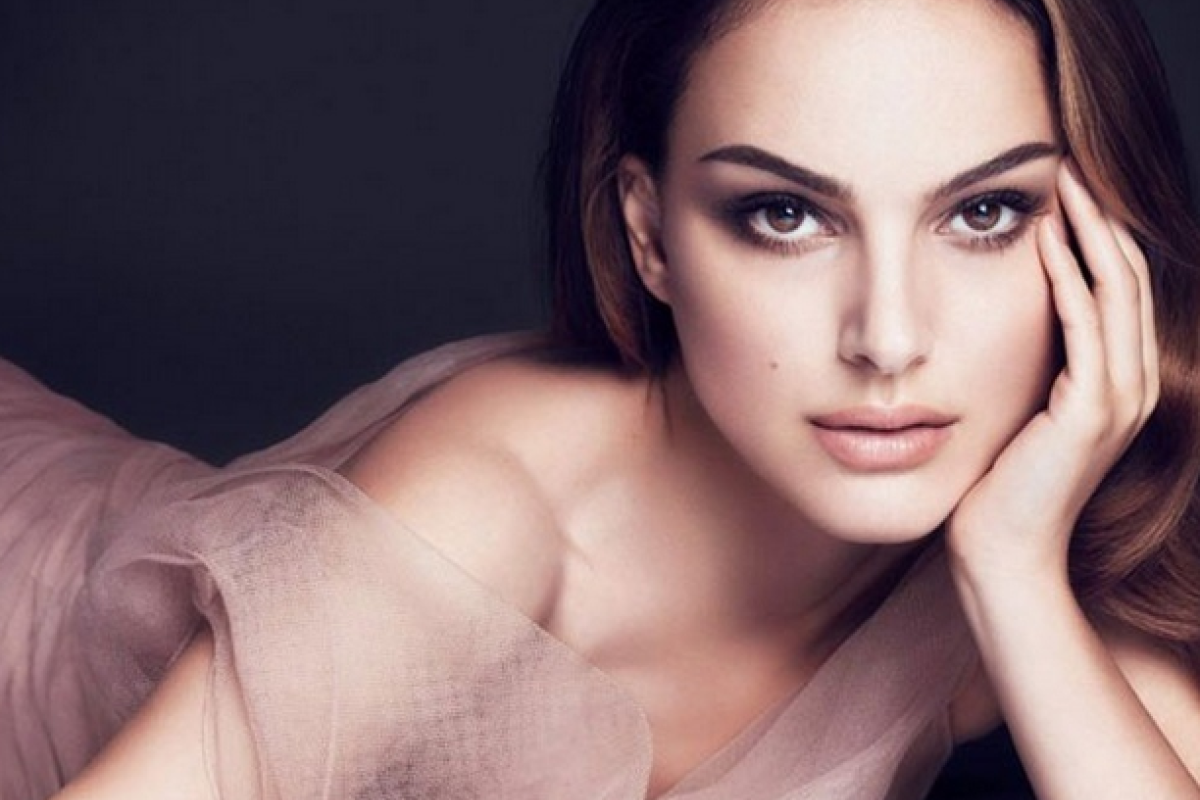 Папарацци застукали актрису Натали Портман во время прогулки с новорожденной дочкой Папарацци застукали актрису Натали Портман во время прогулки с новорожденной дочкой