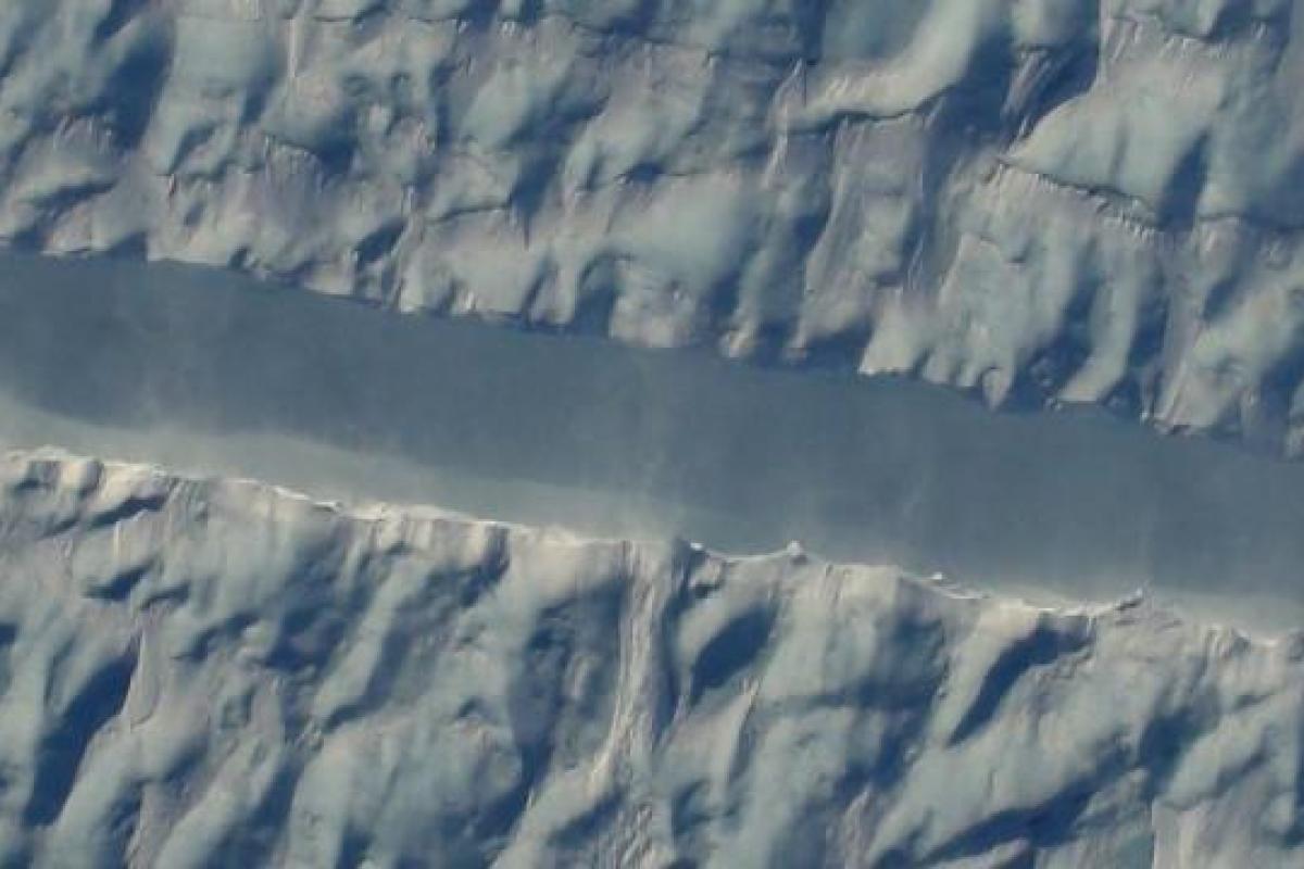 В крупном леднике Гренландии ученые обнаружили новую трещину В крупном леднике Гренландии ученые обнаружили новую трещину