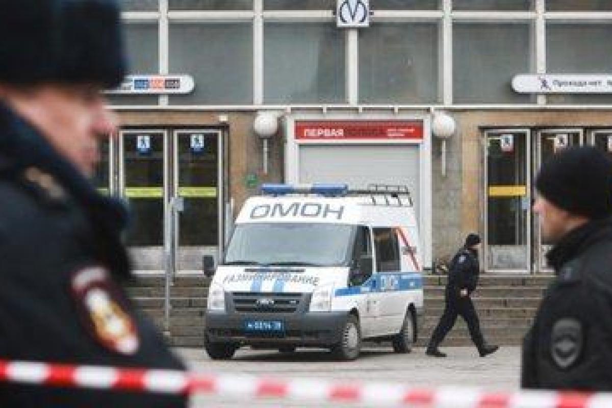 В российском городе Астрахань преступники расстреляли автопатруль ДПС: погибли 2 сотрудника ГИБДД В российском городе Астрахань преступники расстреляли автопатруль ДПС: погибли 2 сотрудника ГИБДД