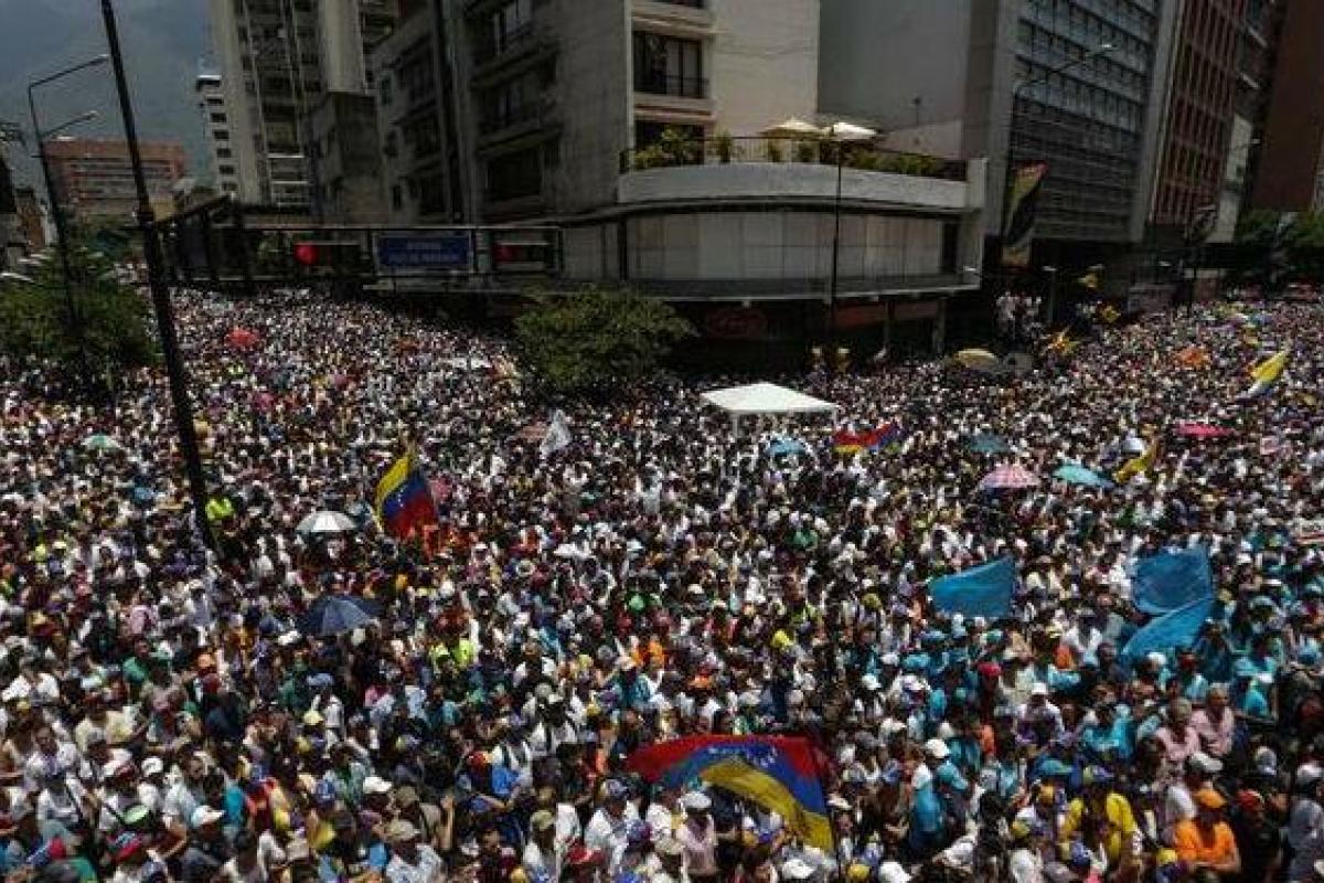 Протесты в Венесуэле: во время масштабной акции убит подросток