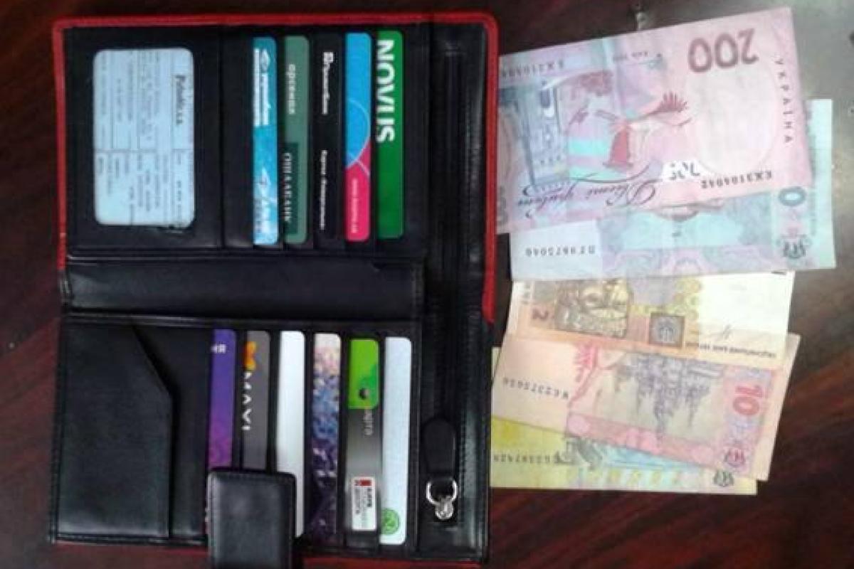 Столичная полиция "на горячем" задержала карманную воровку Столичная полиция "на горячем" задержала карманную воровку