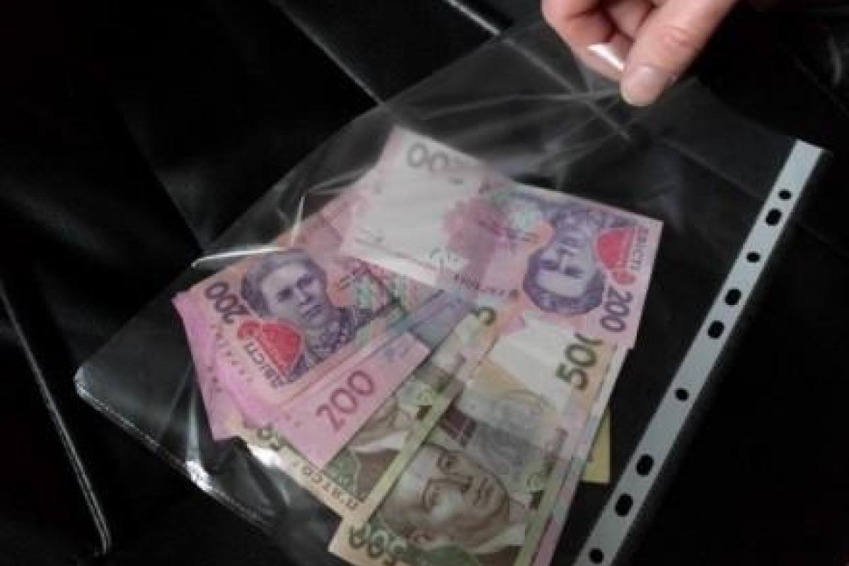 Декана Луганского государственного медуниверситета поймали "на горячем" при получении взятки Декана Луганского государственного медуниверситета поймали "на горячем" при получении взятки