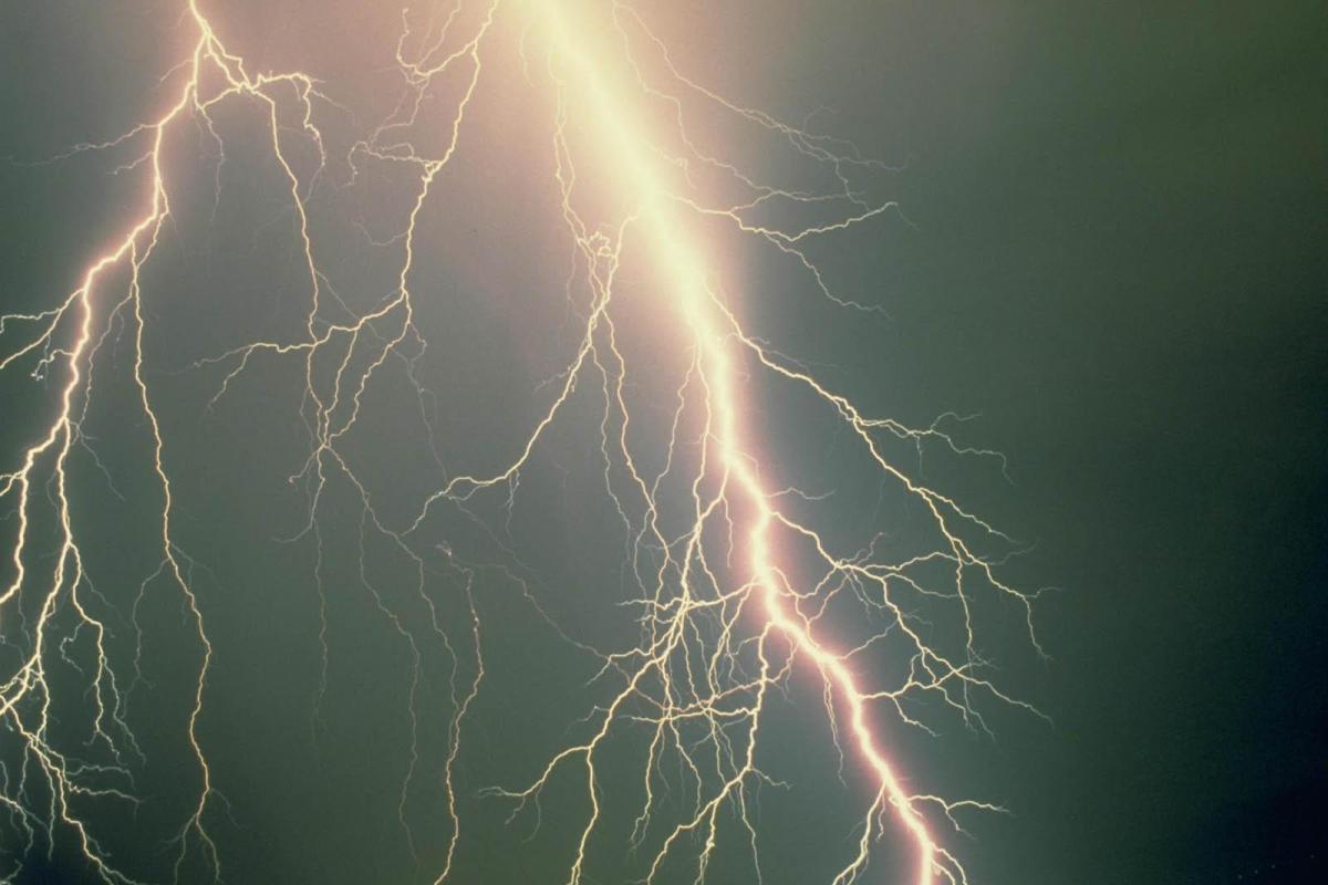 В Волынской области разряд молнии убил двух подростков В Волынской области разряд молнии убил двух подростков