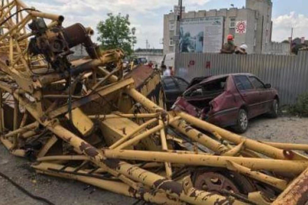 Во Львове упавший башенный кран смял два легковых автомобиля Во Львове упавший башенный кран смял два легковых автомобиля