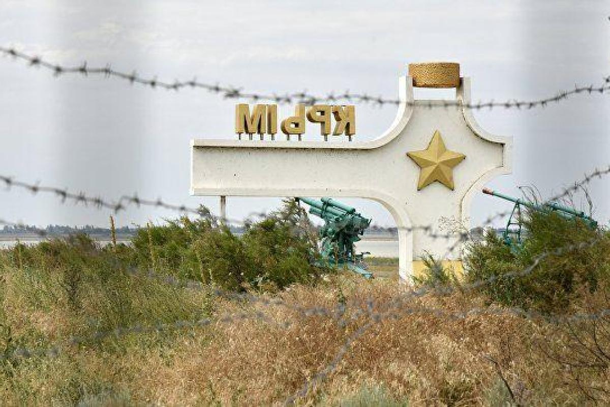 Россия продолжает перебрасывать в оккупированный Крым военную технику и вооружение Россия продолжает перебрасывать в оккупированный Крым военную технику и вооружение