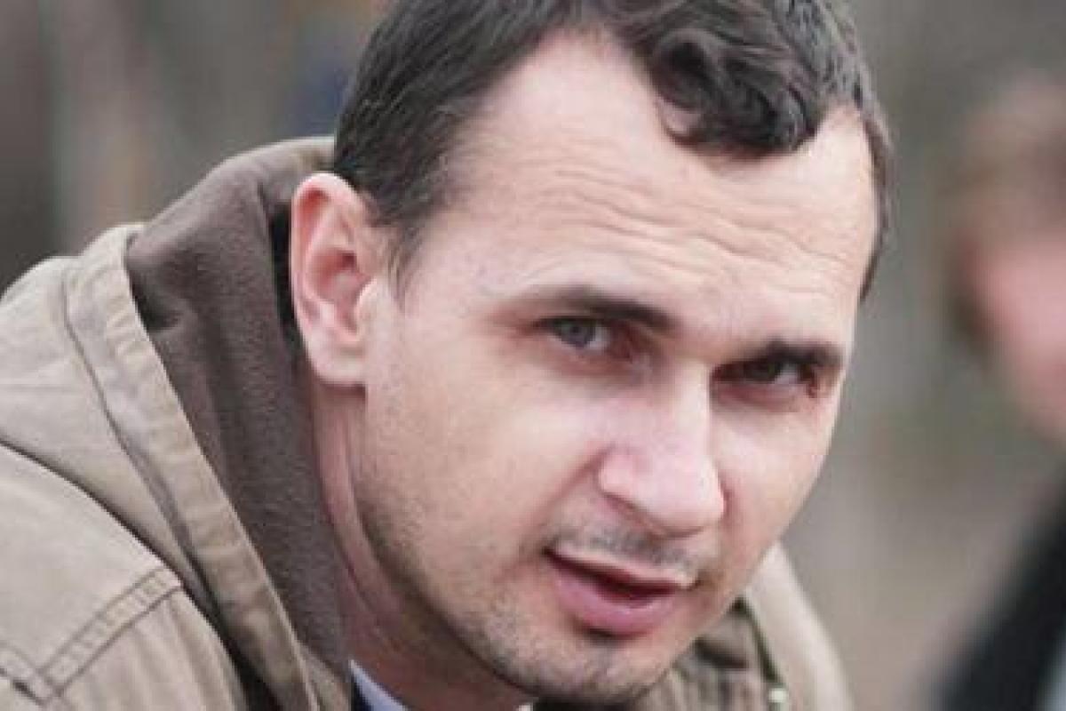 Порошенко передал политзаключенному Олегу Сенцову книгу диссидента Сахарова 