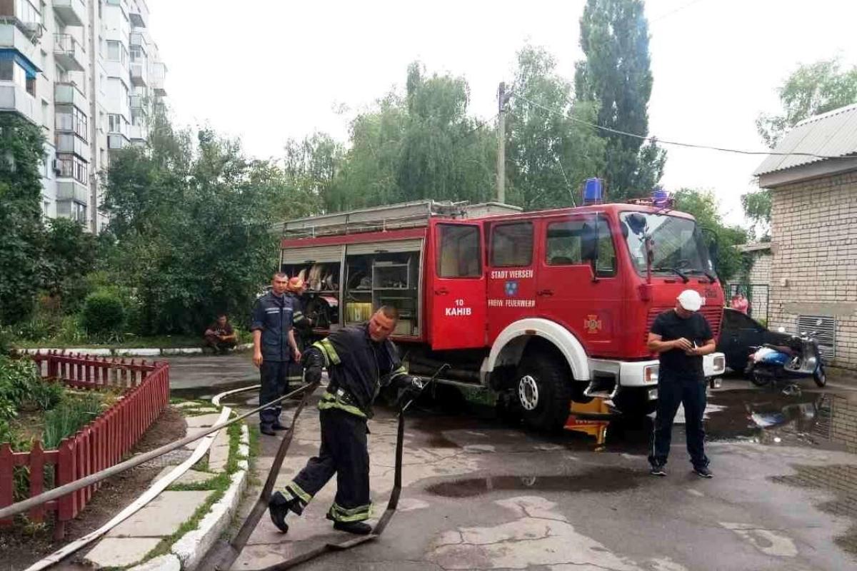 В Каневе спасатели провели эвакуацию жильцов во время тушения пожара в жилом доме В Каневе спасатели провели эвакуацию жильцов во время тушения пожара в жилом доме