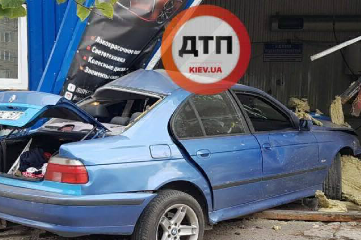 В Киеве пьяный водитель на "BMW" снес автомойку и убил человека В Киеве пьяный водитель на "BMW" снес автомойку и убил человека
