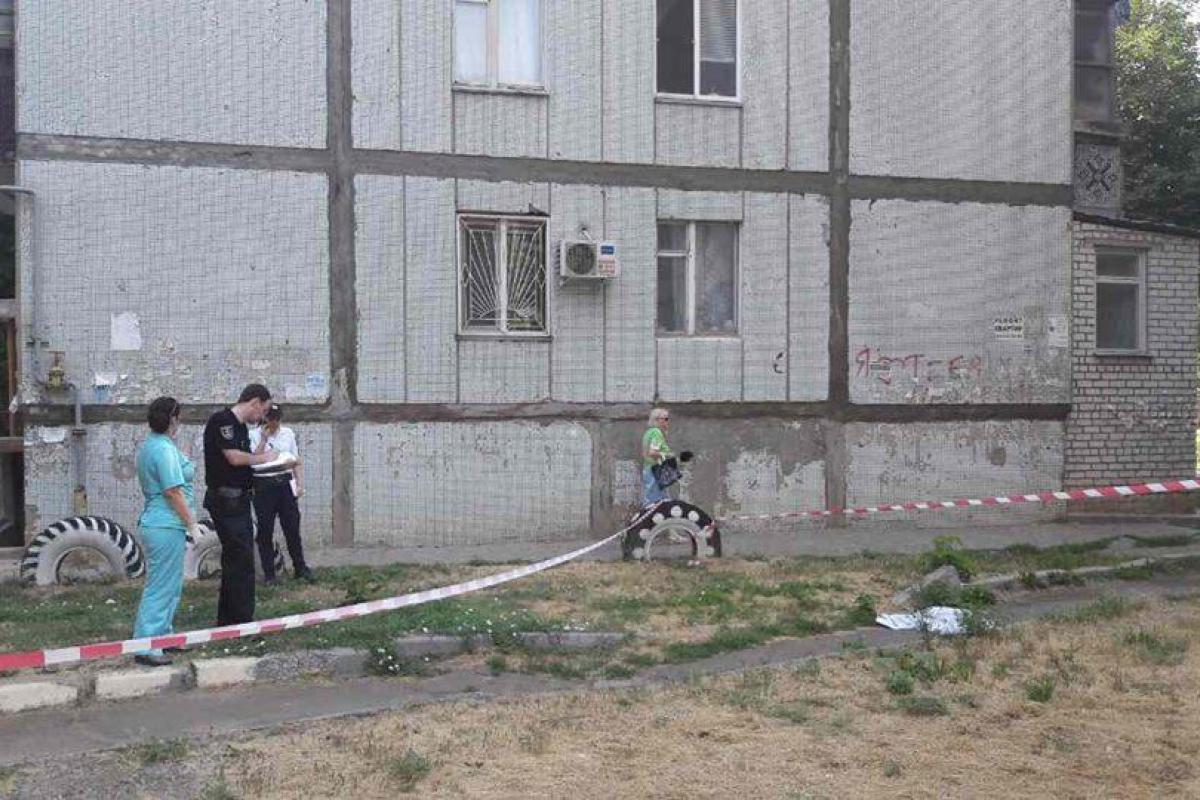 Трагедия в Николаеве: 2-летний мальчик разбился, выпав из окна девятого этажа Трагедия в Николаеве: 2-летний мальчик разбился, выпав из окна девятого этажа