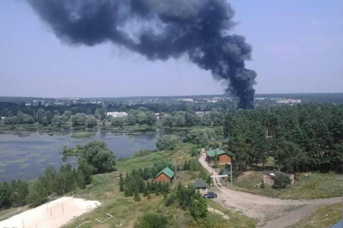 В Харьковской области горят склады автозапчастей: на пожаре пострадали 2 человека