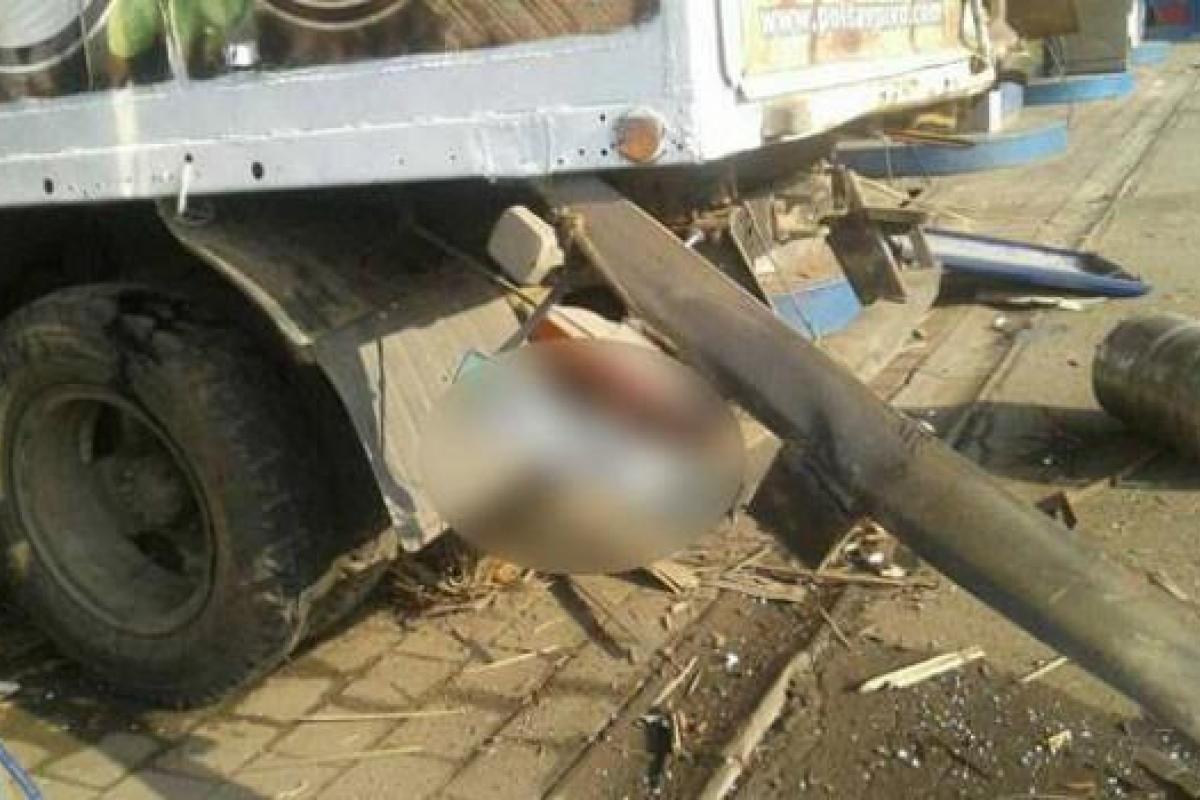 В Полтавской области на АЗС взорвался газовый баллон на грузовике "ГАЗ-53" В Полтавской области на АЗС взорвался газовый баллон на грузовике "ГАЗ-53"