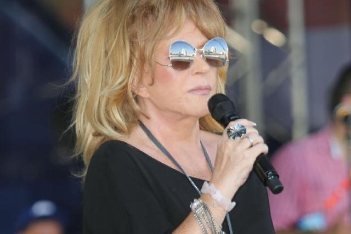 Алла Пугачева вышла на сцену фестиваля "Жара" в прозрачном платье: появилось видео выступления Алла Пугачева вышла на сцену фестиваля "Жара" в прозрачном платье: появилось видео выступления