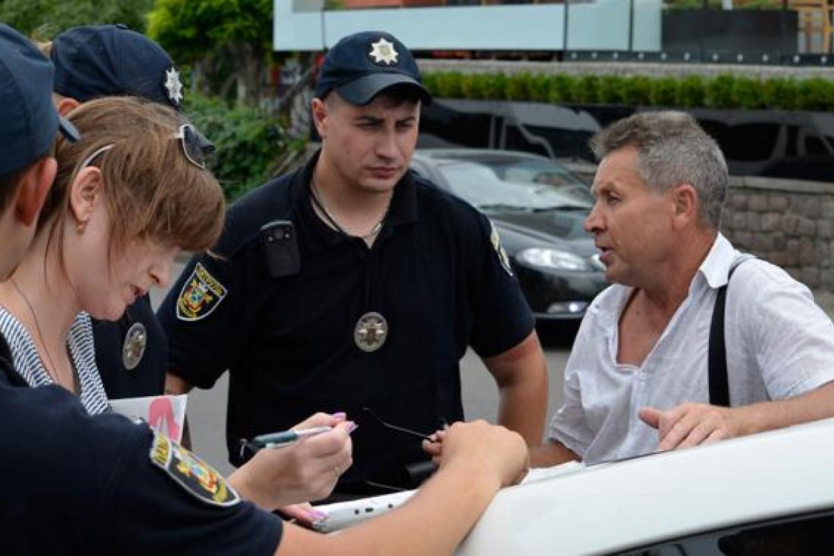 В Николаеве водитель маршрутного такси напал на журналиста программы "ДжеДАЇ" В Николаеве водитель маршрутного такси напал на журналиста программы "ДжеДАЇ"