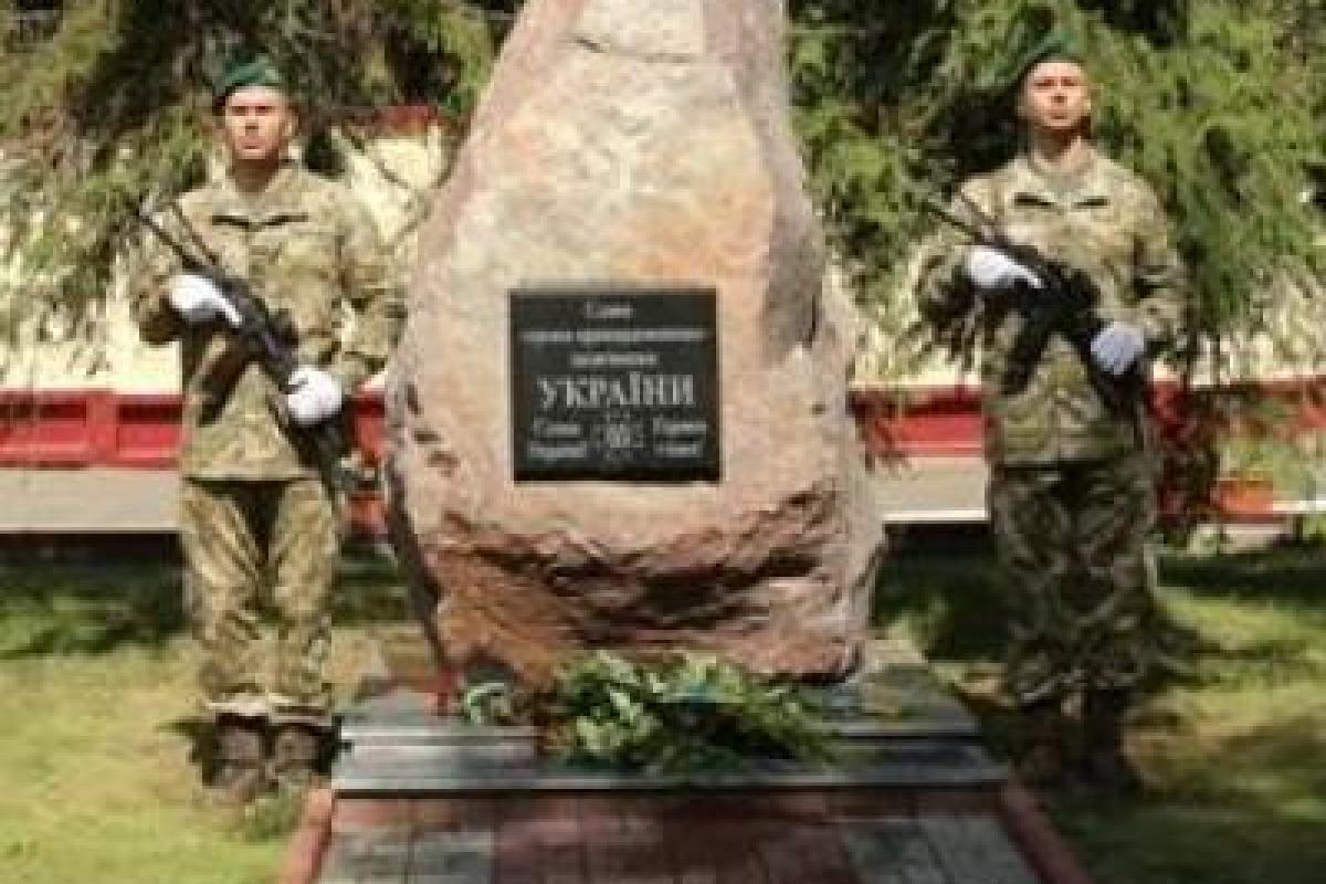 В Киеве установлена памятная стела "Героям-пограничникам" В Киеве установлена памятная стела "Героям-пограничникам"