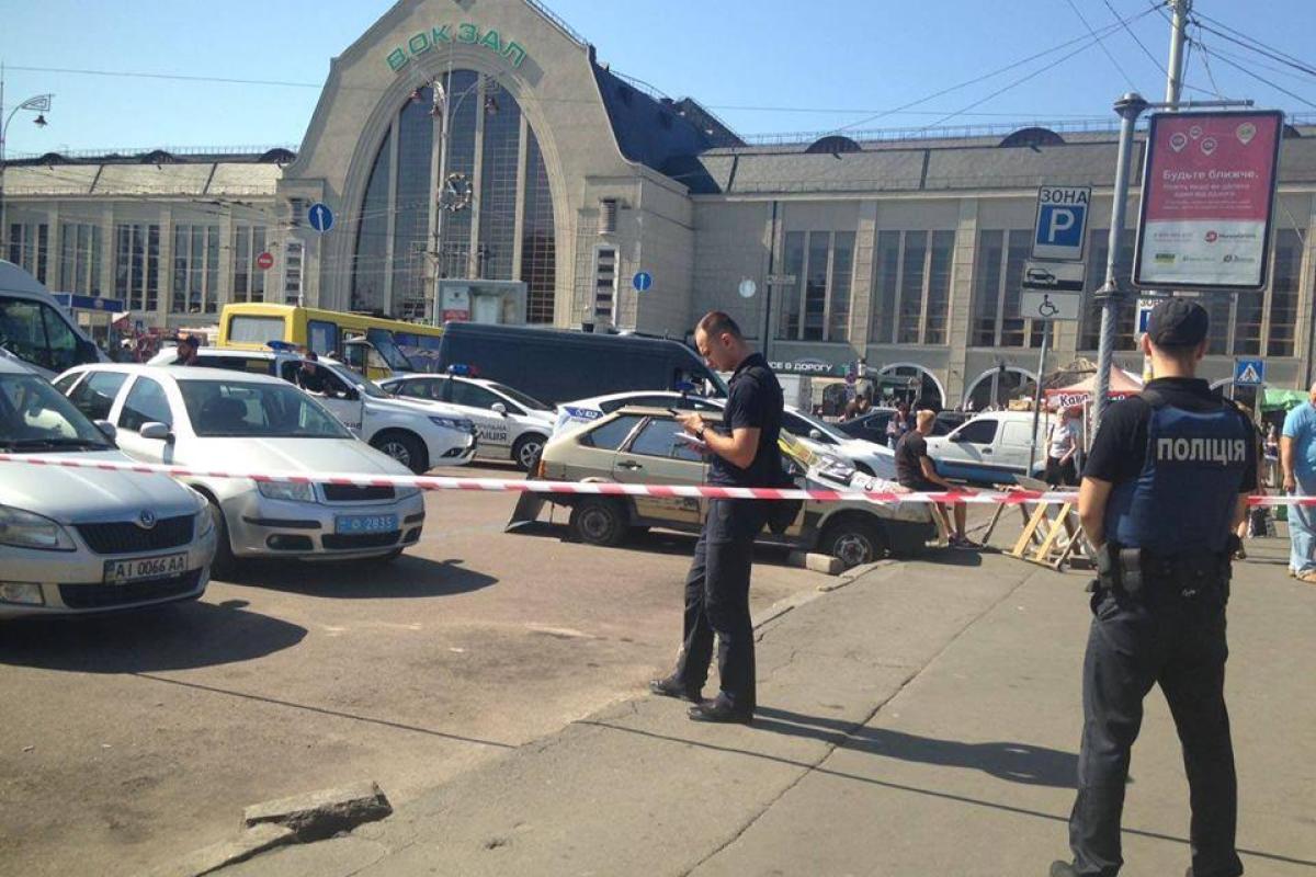 Стрельба в Киеве: полиция разыскивает преступников, ранивших трех человек Стрельба в Киеве: полиция разыскивает преступников, ранивших трех человек