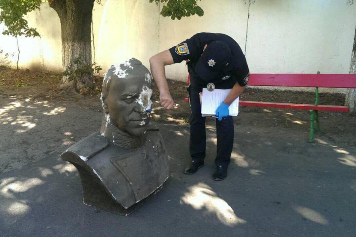 В Одессе неизвестные вандалы разрушили бюст маршала Жукова В Одессе неизвестные вандалы разрушили бюст маршала Жукова