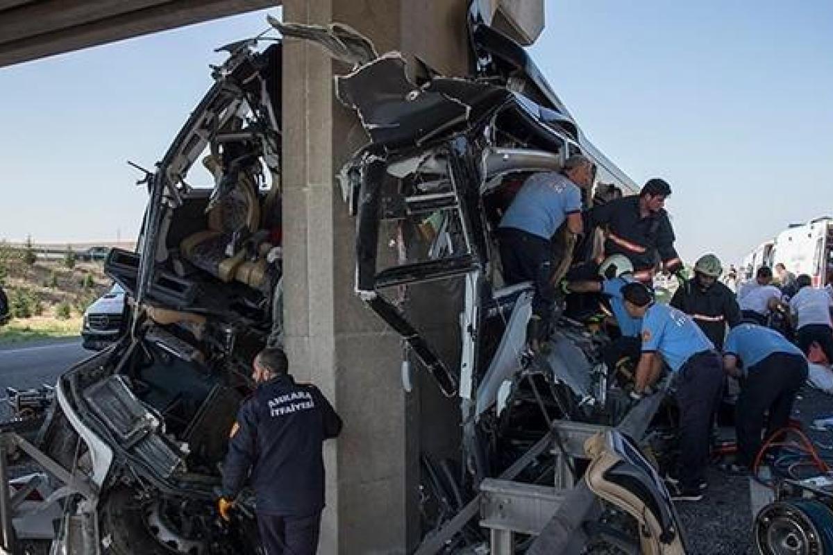 В Турции пассажирский автобус врезался в опору моста