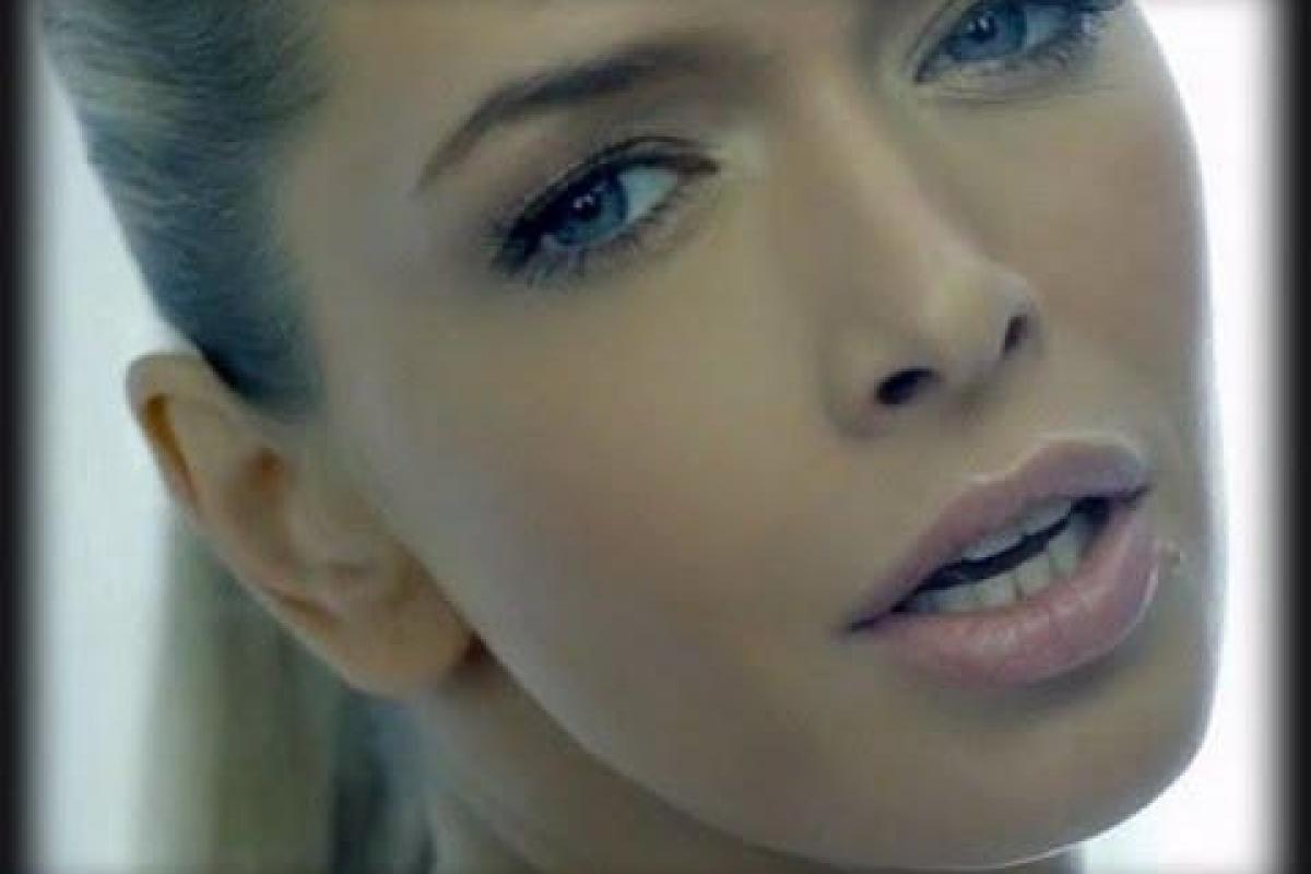 Вера Брежнева порадовала поклонников новой лирической песней Вера Брежнева порадовала поклонников новой лирической песней