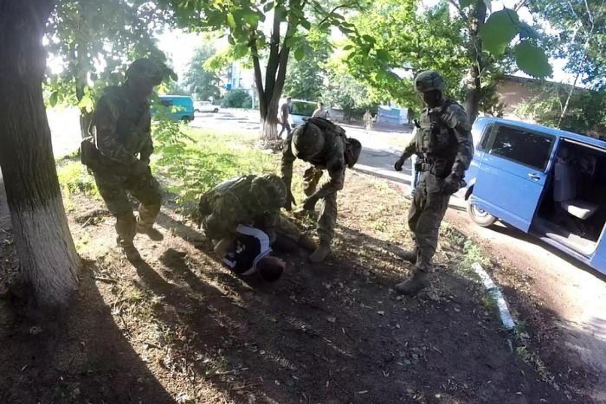В Рубежном СБУ задержала боевика из батальона "Призрак" НВФ "ЛНР" В Рубежном СБУ задержала боевика из батальона "Призрак" НВФ "ЛНР"