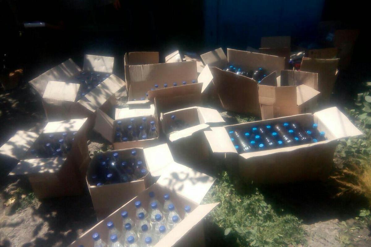 В Донецкой области мать и сын наладили "семейный бизнес" по продаже фальсифицированного алкоголя