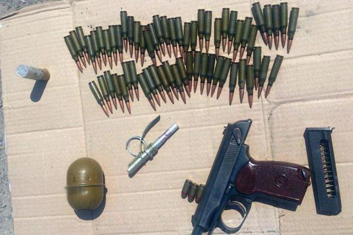 НА КПВВ "Новотроицкое" за попытку ввоза оружия задержан перевозчик НА КПВВ "Новотроицкое" за попытку ввоза оружия задержан перевозчик