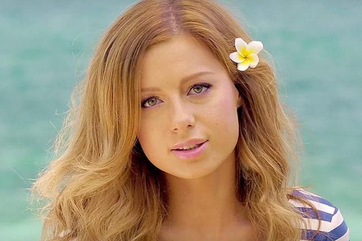 Продюсер Максим Фадеев сообщил радостную новость: певица Юлия Савичева стала мамой в первый раз Продюсер Максим Фадеев сообщил радостную новость: певица Юлия Савичева стала мамой в первый раз