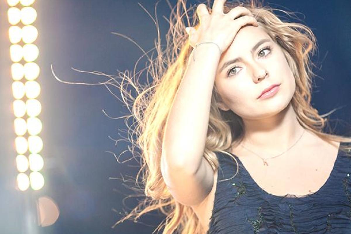 Дочь фигуристки Татьяны Навки выпустила свой дебютный клип: поклонники разочарованы Дочь фигуристки Татьяны Навки выпустила свой дебютный клип: поклонники разочарованы