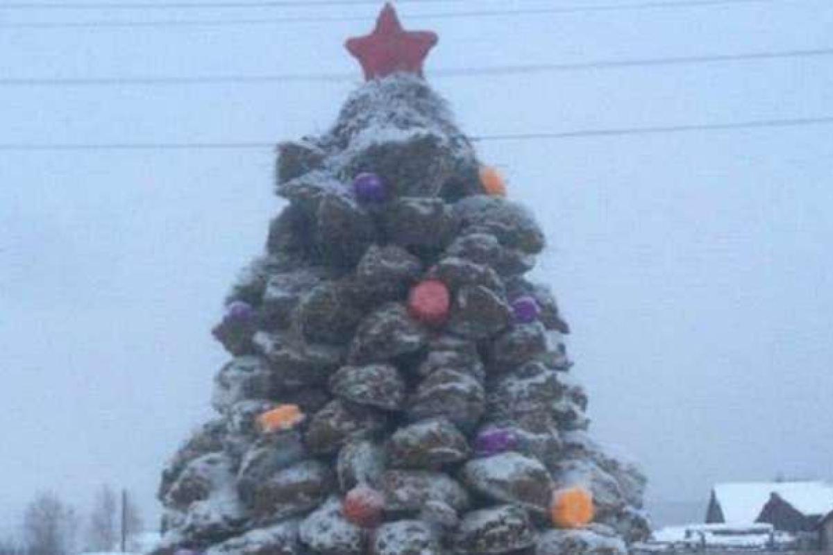 Житель Якутии порадовал односельчан, слепив из навоза новогоднюю елку Житель Якутии порадовал односельчан, слепив из навоза новогоднюю елку