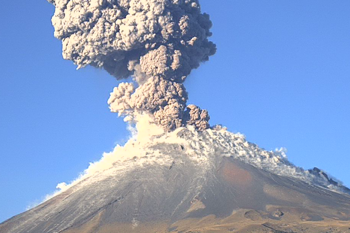 В Мексике проснувшийся вулкан Попокатепетль извергает столбы пепла
