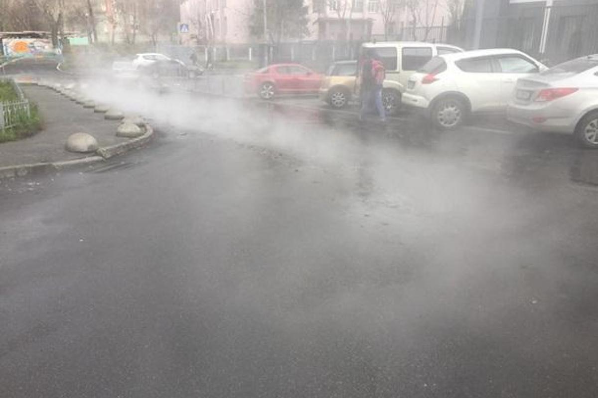 В Киеве из-за аварии на теплотрассе две улицы залило кипятком В Киеве из-за аварии на теплотрассе две улицы залило кипятком