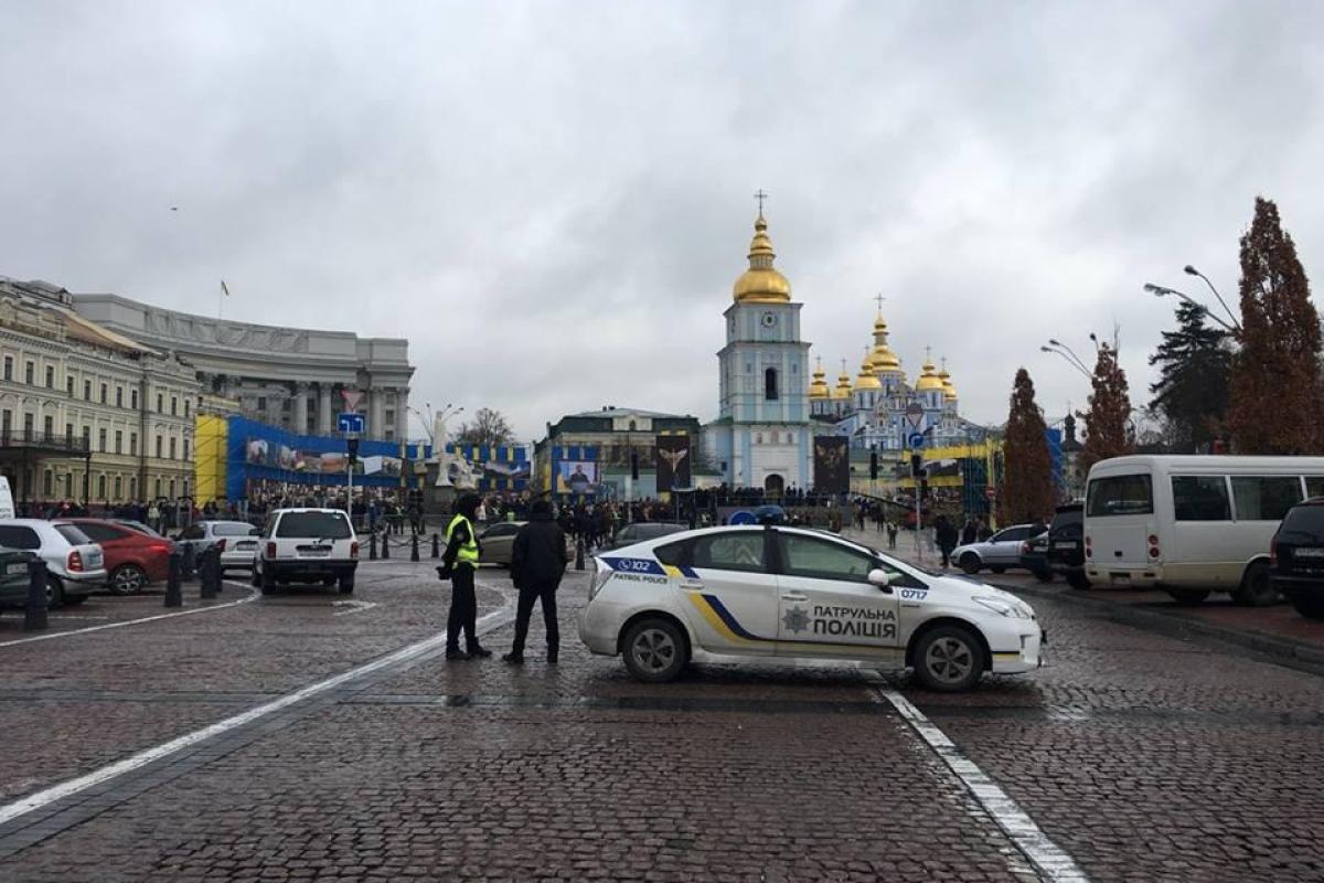 В Киеве усилены меры безопасности, в центре города перекрыта часть улиц В Киеве усилены меры безопасности, в центре города перекрыта часть улиц