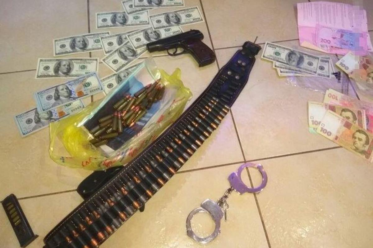 В Северодонецке СБУ задержала вымогателей, заставлявших автоперевозчиков платить "дань" В Северодонецке СБУ задержала вымогателей, заставлявших автоперевозчиков платить "дань"