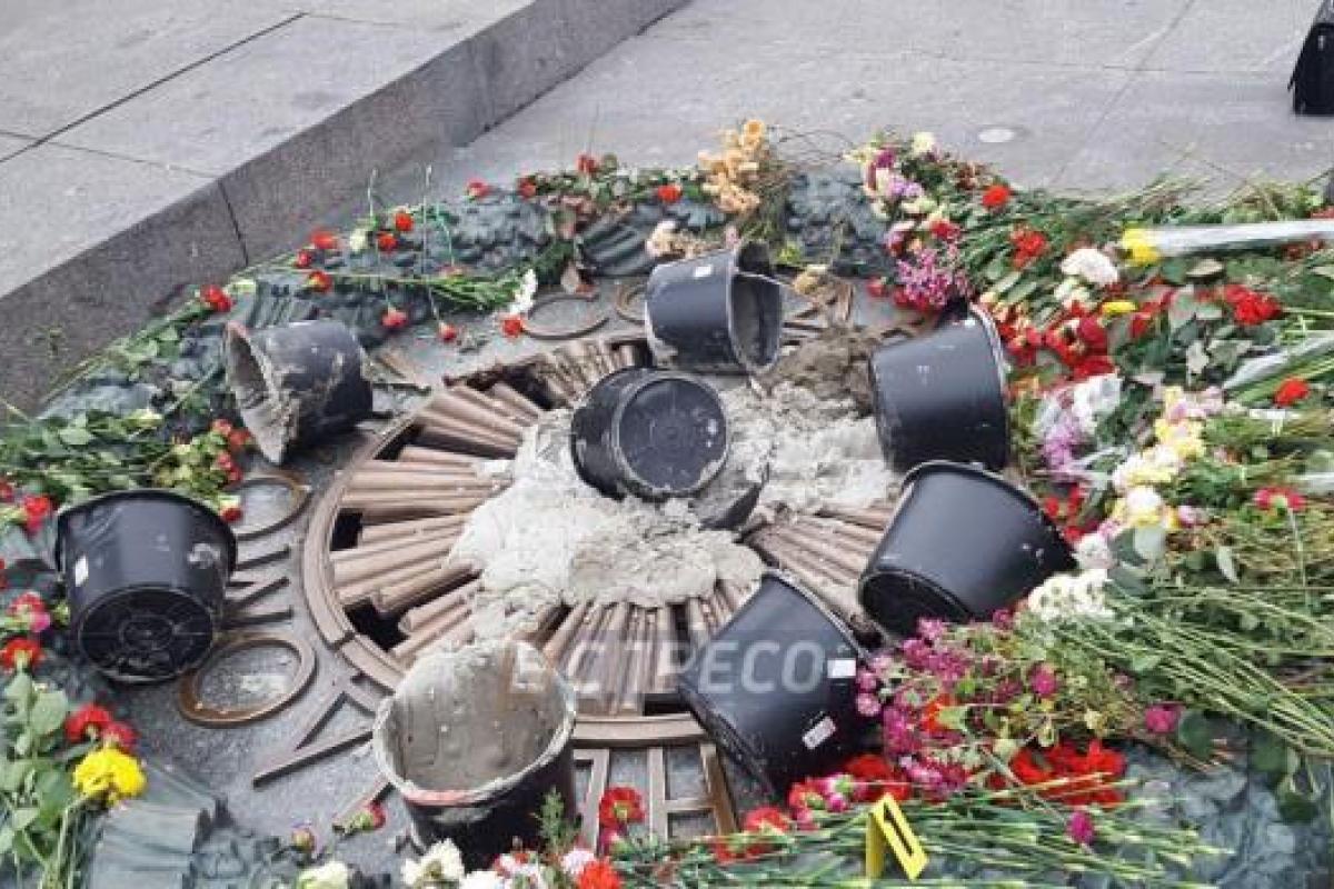 Акт вандализма в Киеве: неизвестные залили цементом мемориал Вечный огонь Акт вандализма в Киеве: неизвестные залили цементом мемориал Вечный огонь