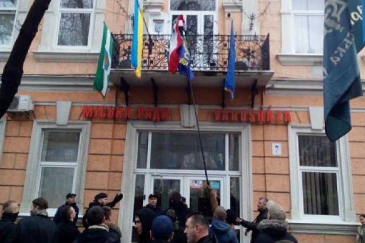 Провокация в Берегово: участников акции, сорвавших флаг Венгрии, привлекут к уголовной ответственности Провокация в Берегово: участников акции, сорвавших флаг Венгрии, привлекут к уголовной ответственности