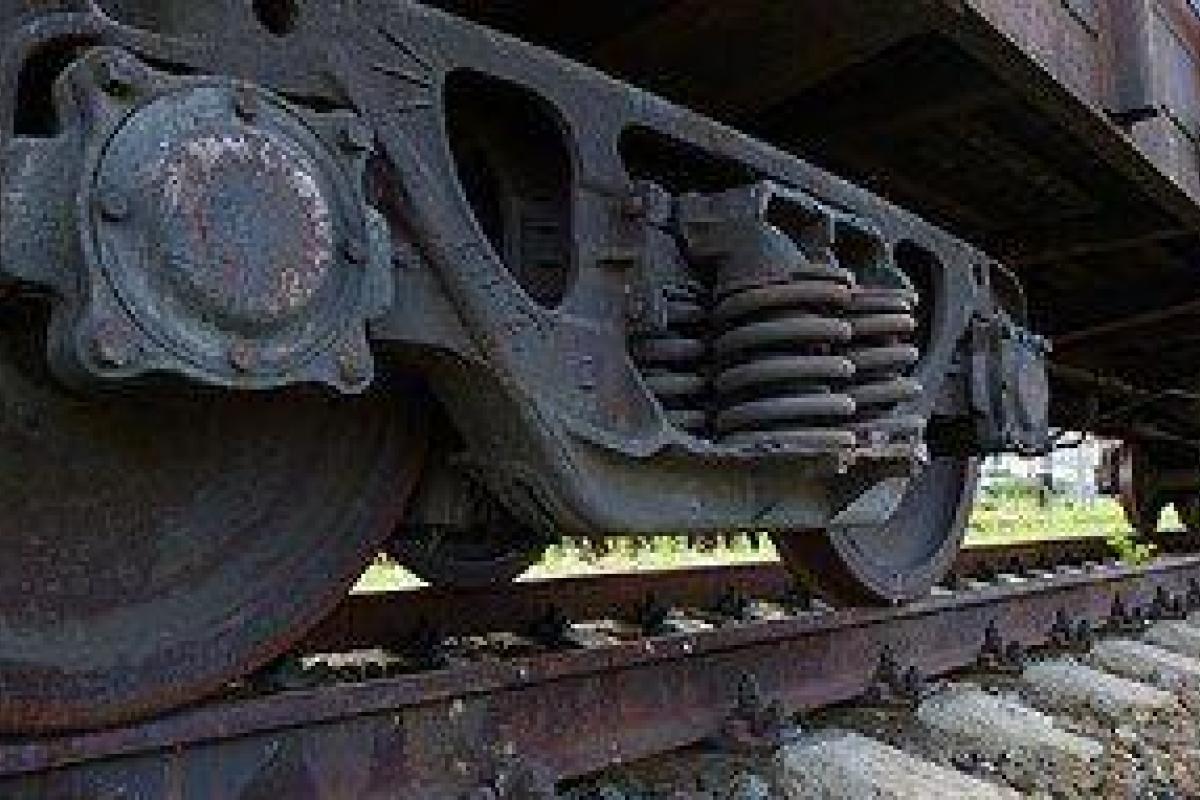 В Бердичеве грузовой поезд сбил мужчину: травмы оказались смертельными В Бердичеве грузовой поезд сбил мужчину: травмы оказались смертельными