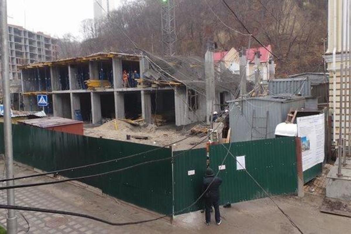 В престижном районе Киева обрушился недостроенный дом: появилось видео В престижном районе Киева обрушился недостроенный дом: появилось видео