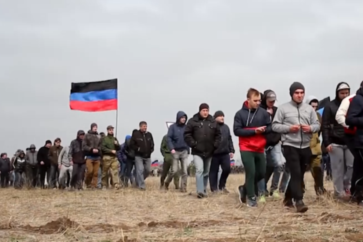 Журналисты рассказали о вербовке молодежи в НВФ на Донбассе, и сколько платят боевикам и "стукачам"
