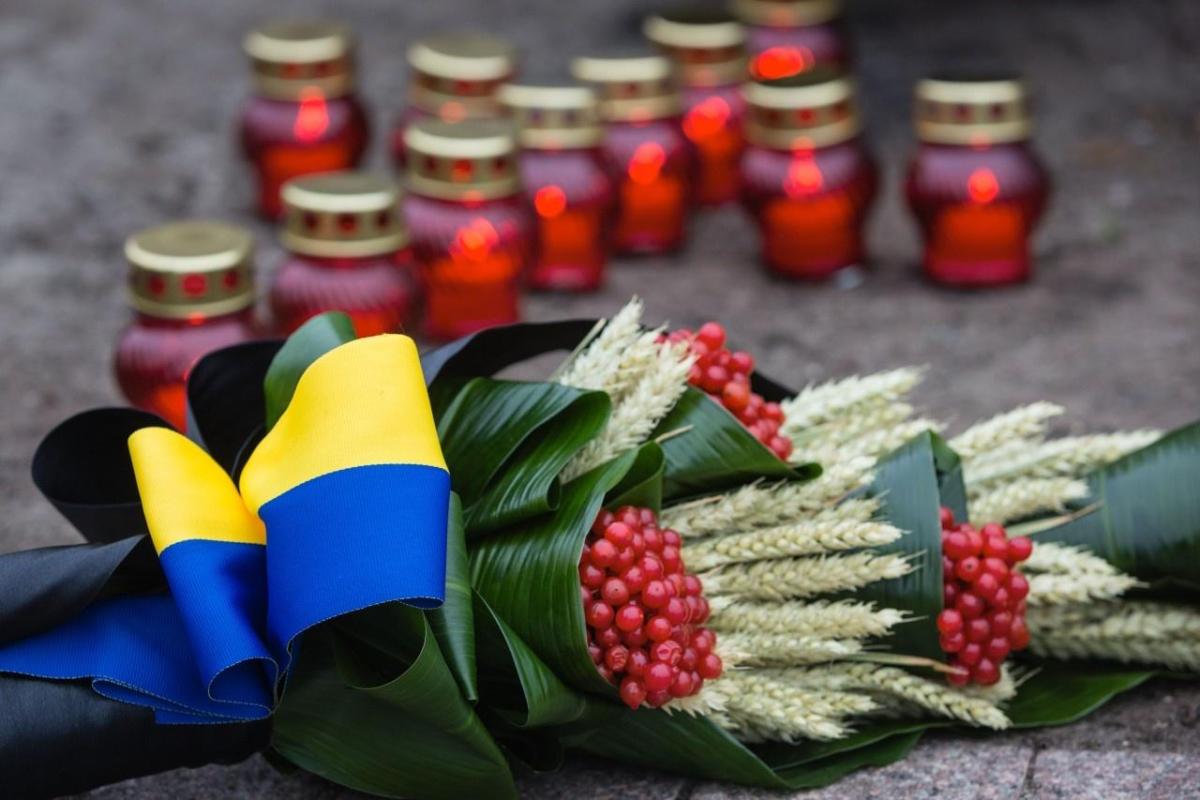 Обращение Порошенко и Гройсмана к украинцам по случаю Дня памяти жертв голодоморов Обращение Порошенко и Гройсмана к украинцам по случаю Дня памяти жертв голодоморов