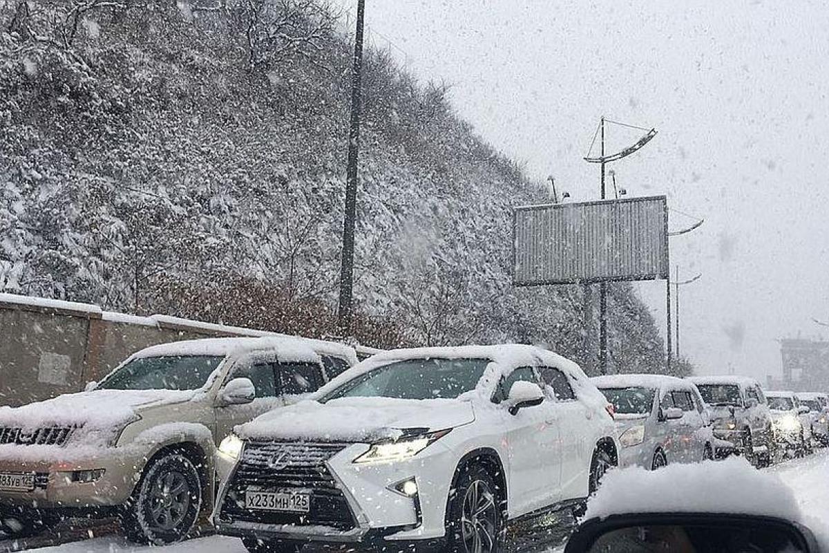 На дорогах российского Владивостока из-за непогоды произошло сотни ДТП