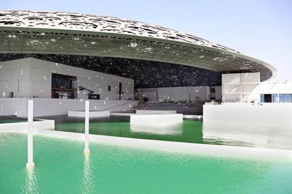 В ОАЭ открыли для посетителей музей "Лувр Абу-Даби"