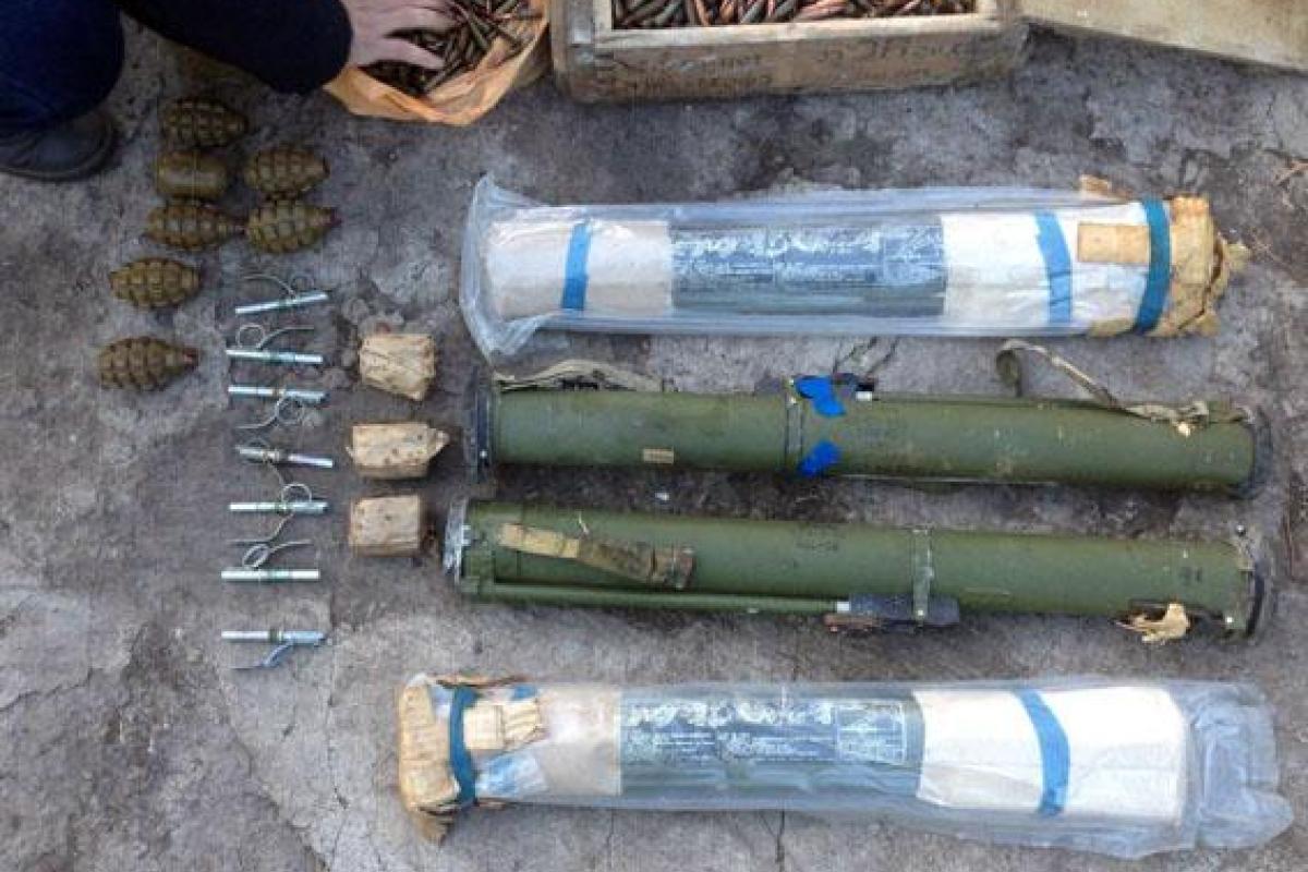 В Мариуполе сотрудники полиции изъяли у местного жителя арсенал боеприпасов В Мариуполе сотрудники полиции изъяли у местного жителя арсенал боеприпасов