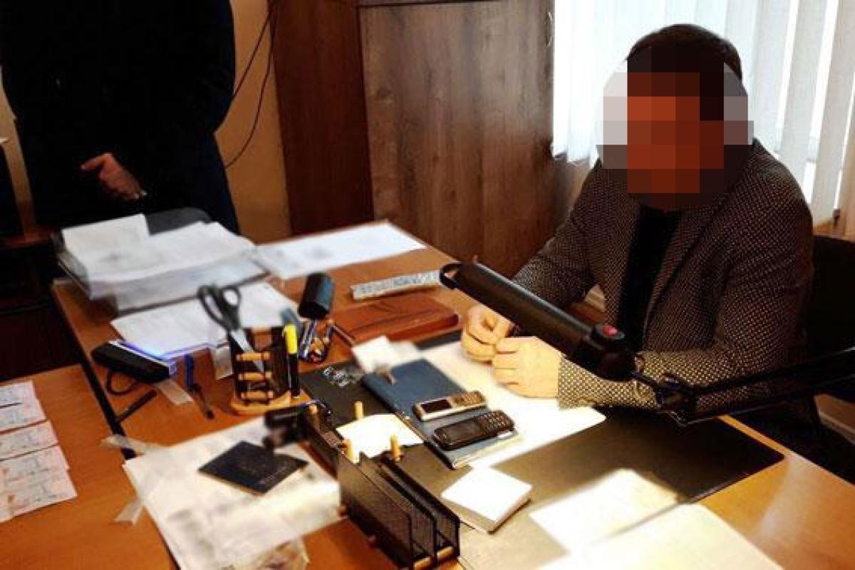 В Хмельницкой области при получении взятки задержан чиновник миграционной службы В Хмельницкой области при получении взятки задержан чиновник миграционной службы