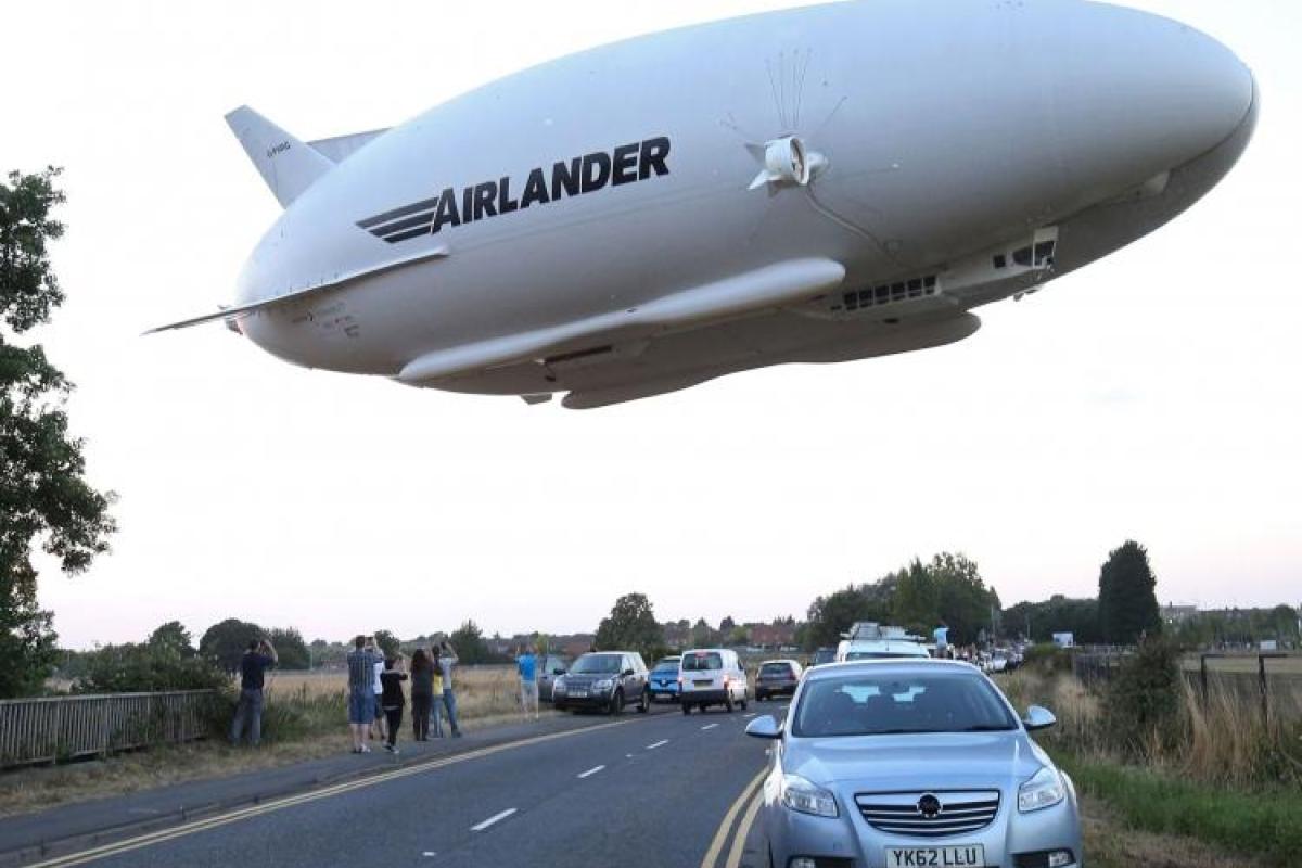 В Великобритании рухнул на поле дирижабль-гигант "Airlander 10"